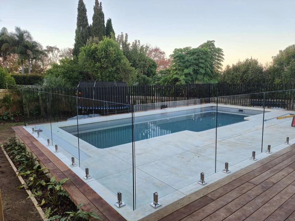 Glass pool fence and aluminium fin fence by TK Glass NZ